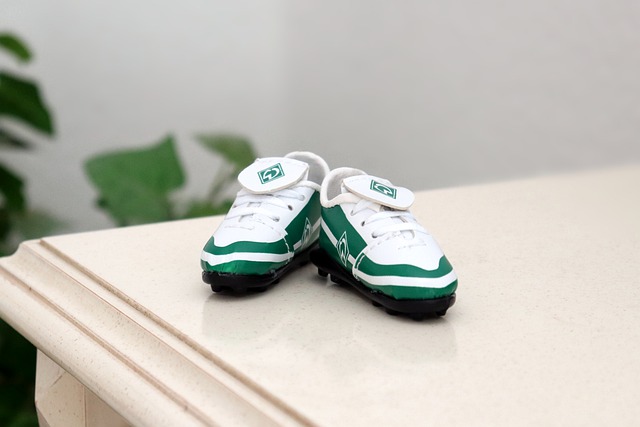 蒯纪闻逃过红牌！撞人后飞踹小腹，越南球员集体不满，主裁挨批.